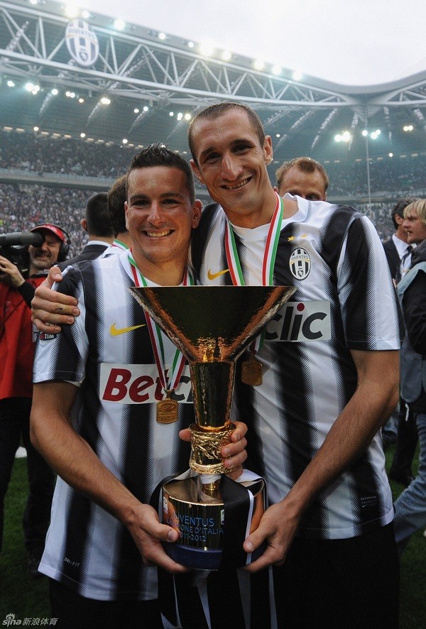 Hậu vệ Chiellini ăn mừng cùng chiếc Cup Scudetto